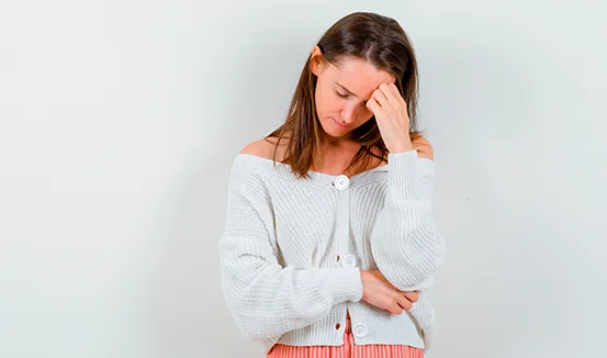 Los síntomas más comunes de la amenorrea incluyen: Ausencia de menstruación: La señal más obvia es la falta de períodos menstruales durante varios meses consecutivos en mujeres que deberían estar menstruando. Cambios hormonales: Estos pueden incluir acné, cambios en el crecimiento del cabello o disminución de la libido debido a desequilibrios hormonales. Dolor pélvico: Algunas mujeres experimentan dolor en la pelvis, incluso sin tener el período. Sequedad vaginal: Un síntoma común cuando los niveles de estrógeno están desequilibrados.